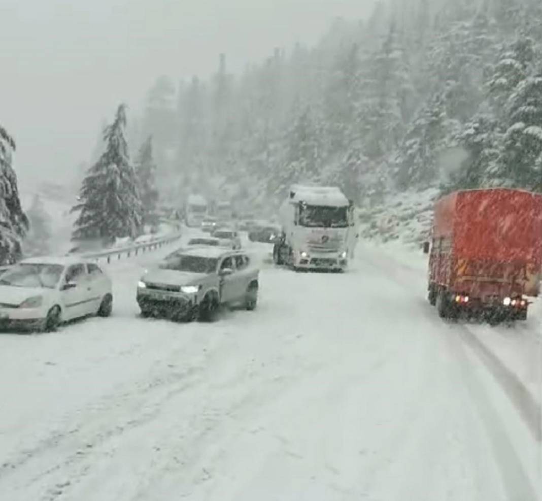 Alacabel'de bahar yerini kara bıraktı: Sürücüler hazırlıksız yakalandı 10